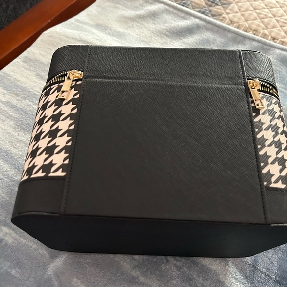 Cosmetic Case - Picture 3 of 4